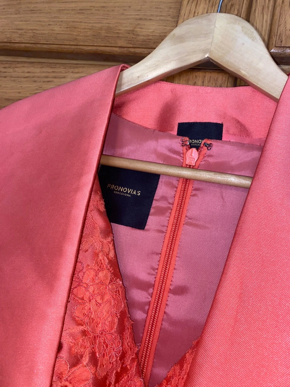 robe longue de cérémonie de mariage avec manteau couleur corail de la marque Pronovias – photo 19